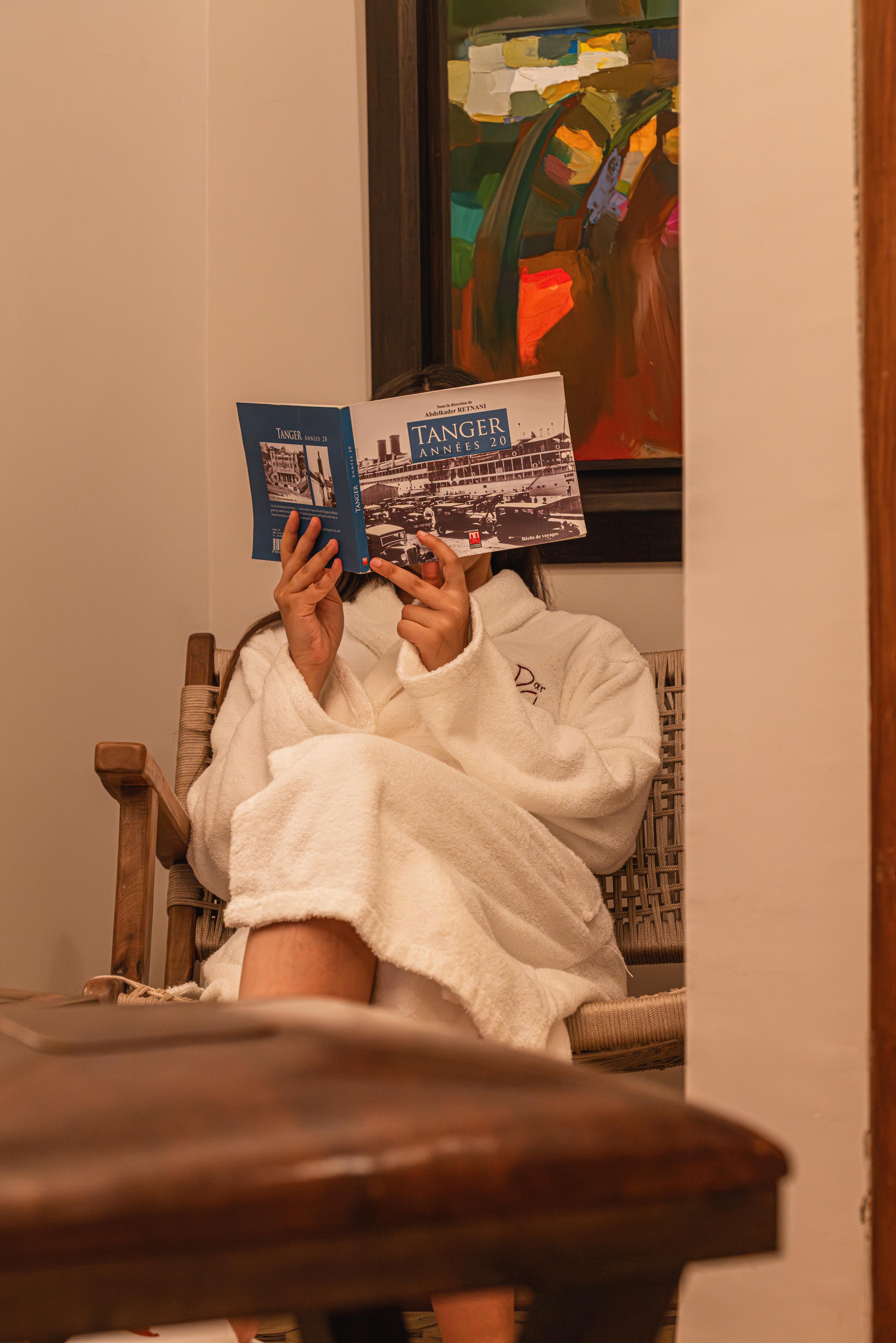 Une femme se relaxant dans le spa